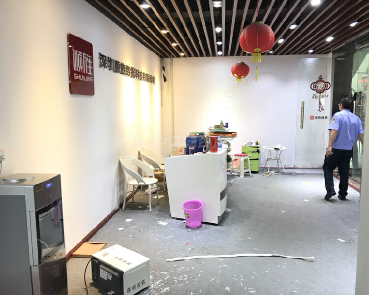 龙华清湖新出园区办公室出租1800平方米带现程装修，价格实惠