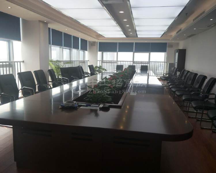 龙泉航空职业技术学院旁1000平精装修办公室出租，门公交站台
