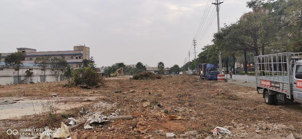 松岗大路边一手空地，地面已平整，可以办营业执照，可以整租和分1