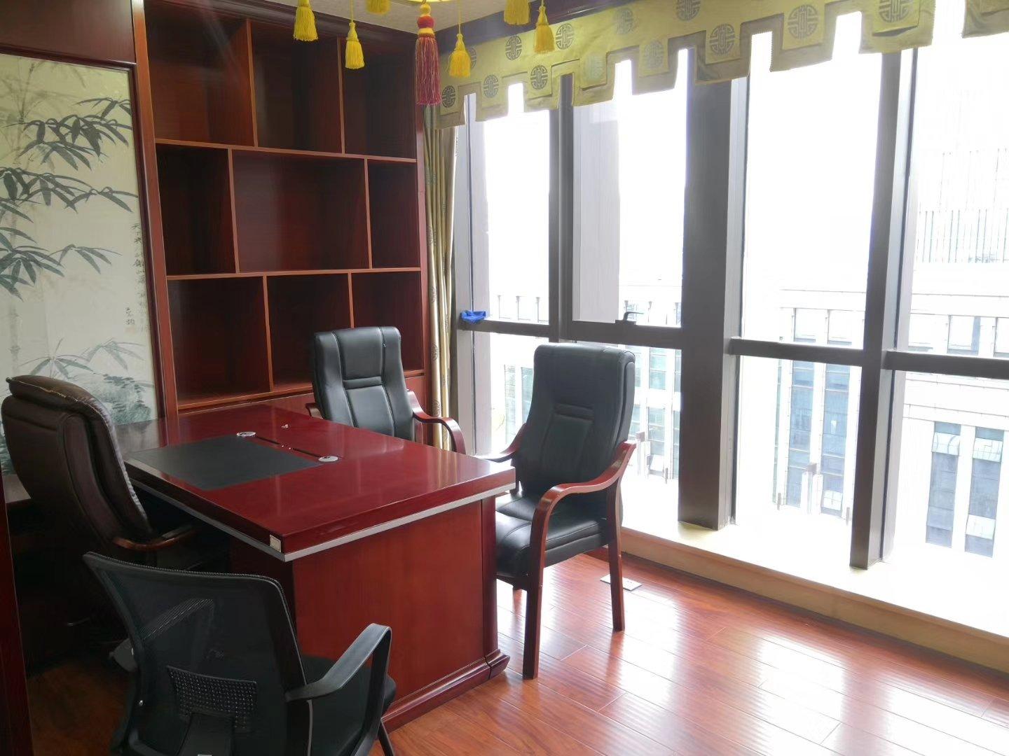 龙岗中心城甲级写字楼，350平方5+1格局豪装带家私办公室！