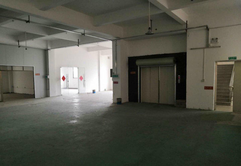 工业园二楼厂房简易出租,1400平方,证件齐全,交通方便.