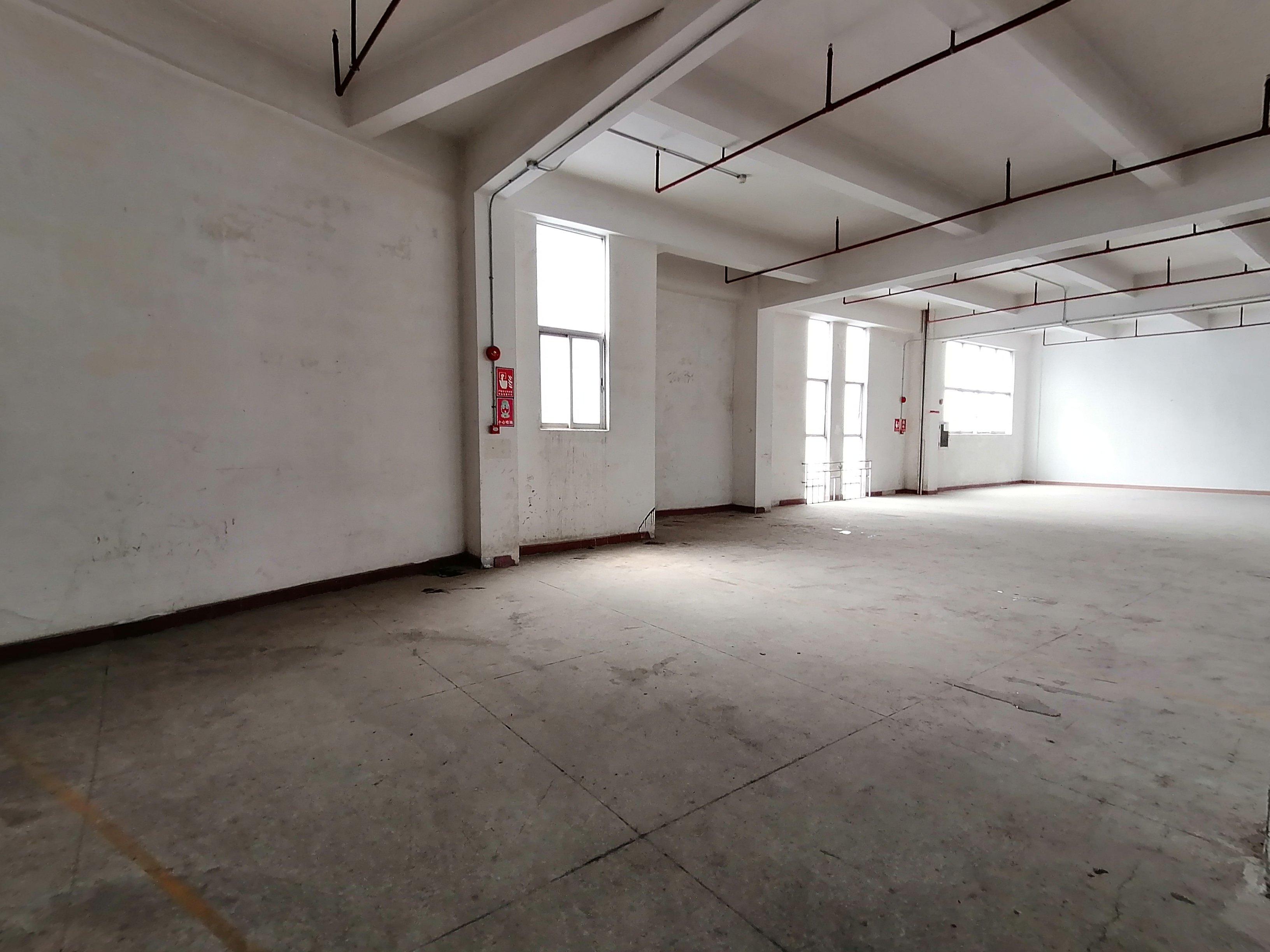 观澜桂花观光路旁新空出楼上2204平厂房价格便宜大小可分租