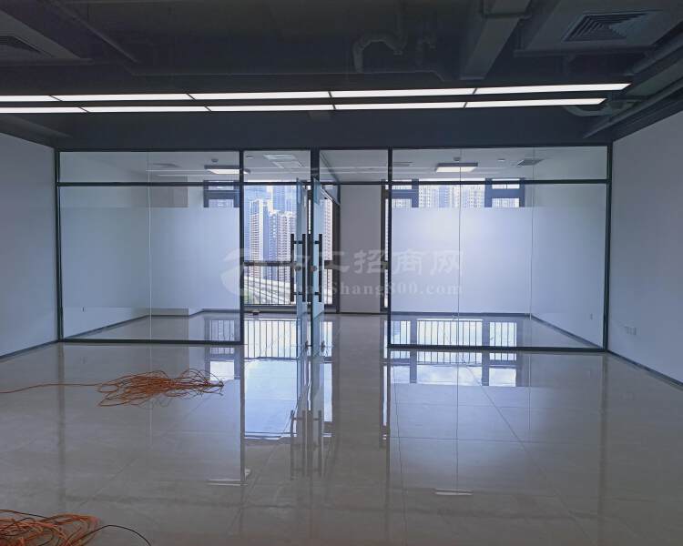 深圳北站附近新出212平精装办公室招租，户型方正彩光充足
