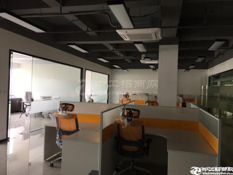 坪山中心电商产业园厂房出租，送全新办公家具，50平方起分租。