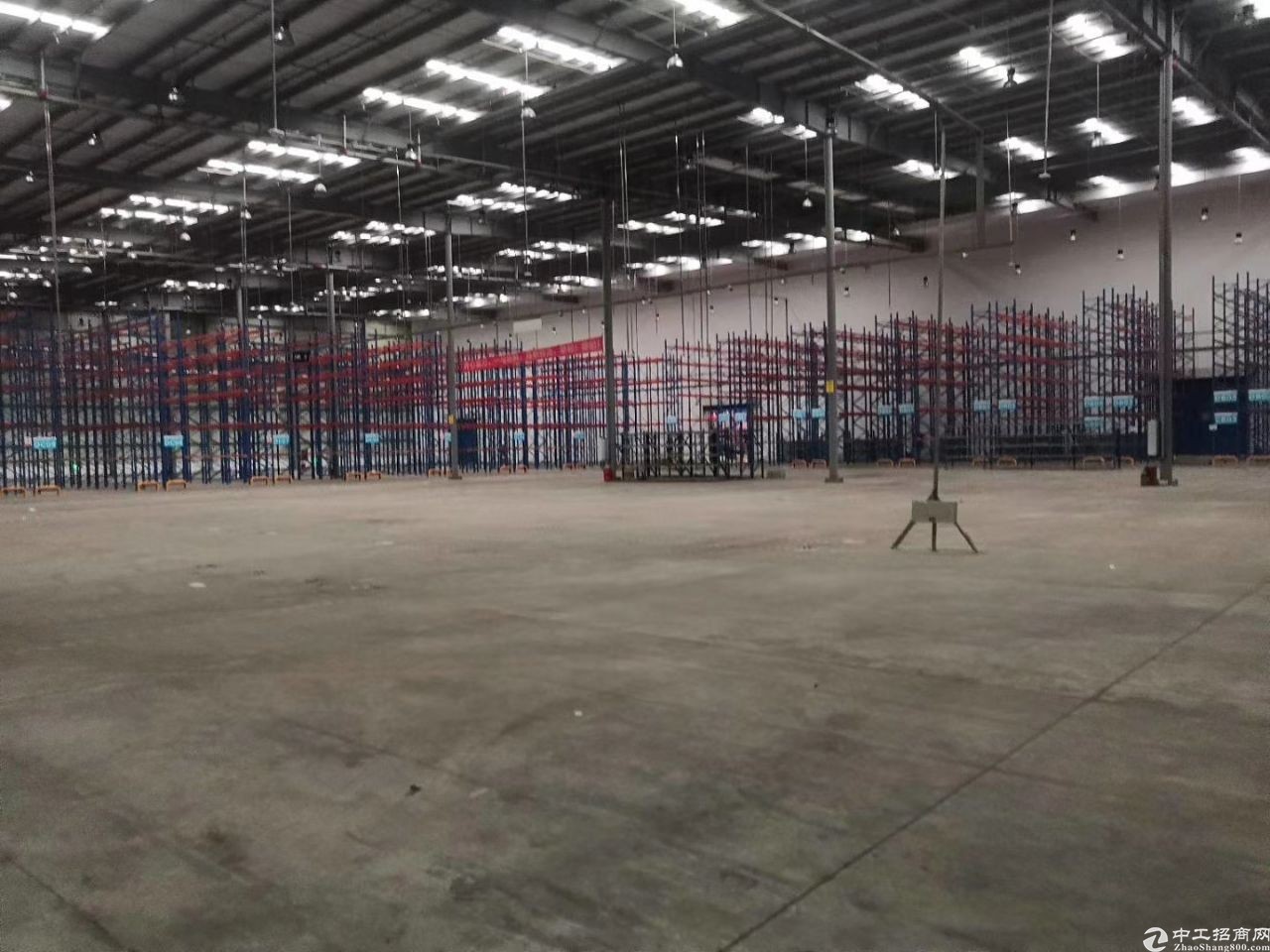 交通十分便利,附近全是电商仓库,盒马因业务发展,将多余仓库低价转租