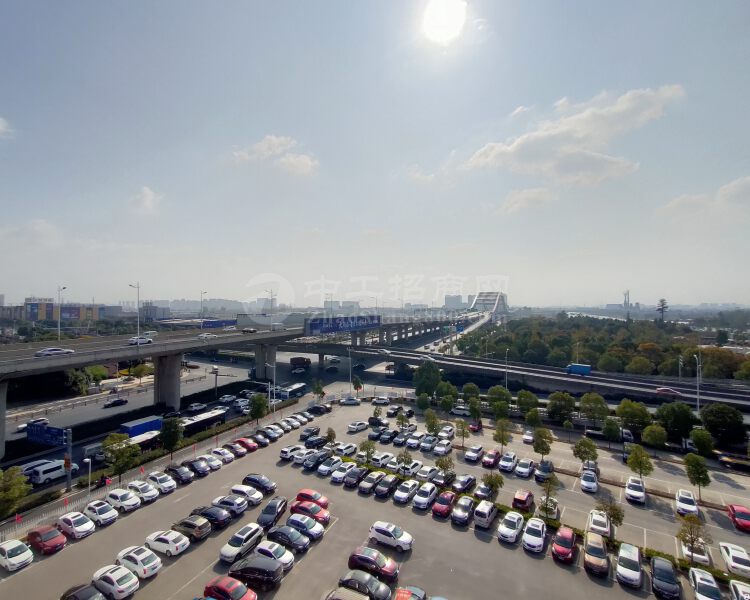 吴中区运河旁地铁沿线交通方便精装修带隔断办公室出租