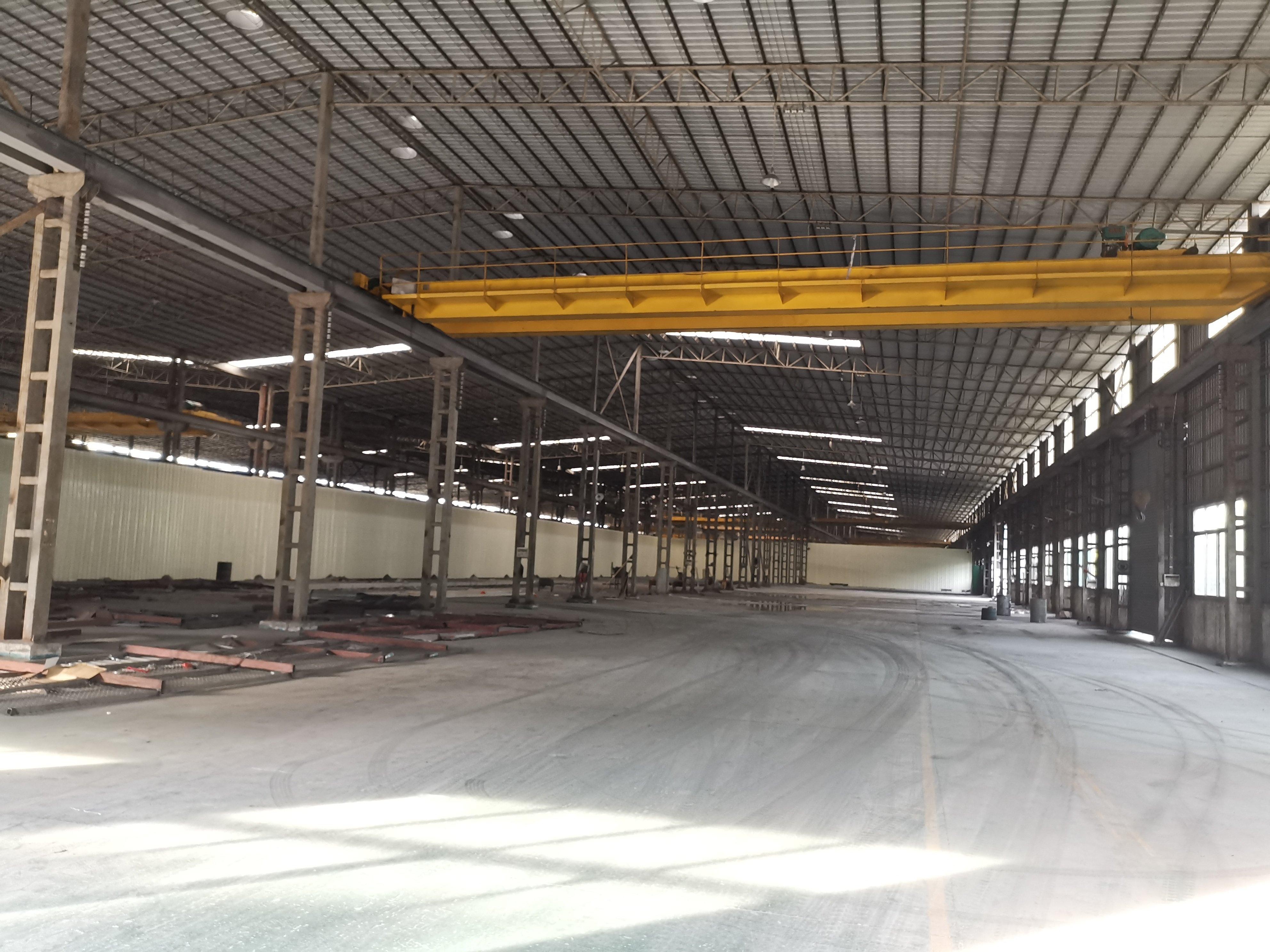 高明厂房仓库4300平方，带两台吊机。车间长度120米。