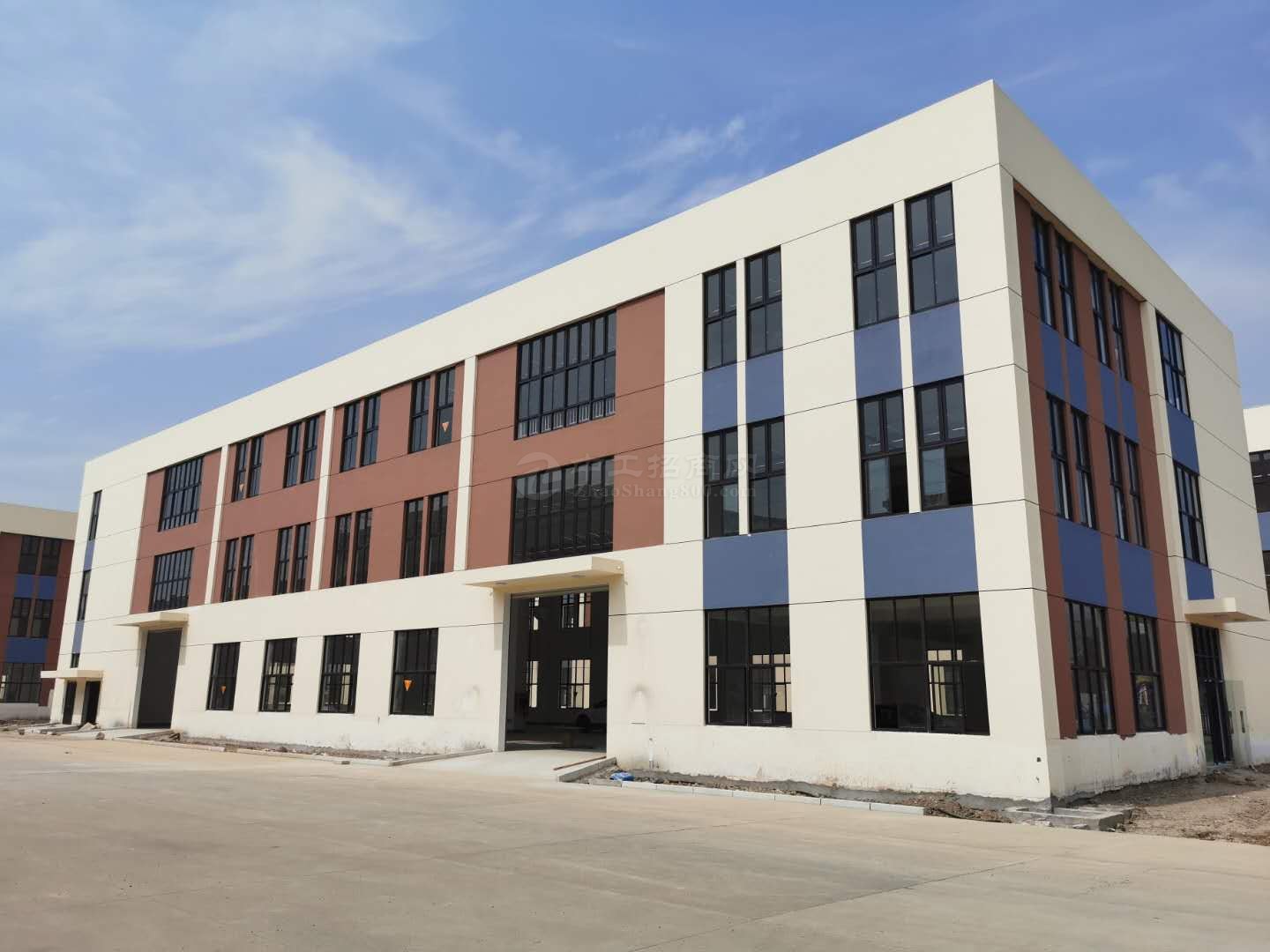 出租2700平带行车全新厂房层高9.2米