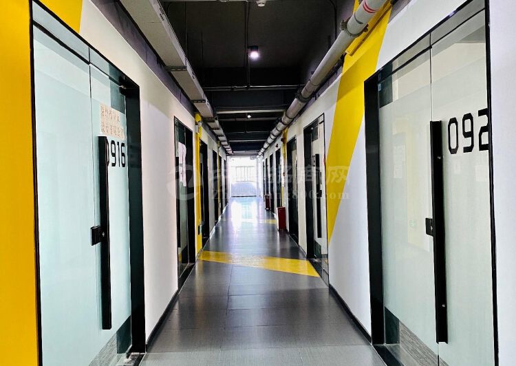 沙井地铁口4至6人办公室带空调拎包入驻配共享公区2