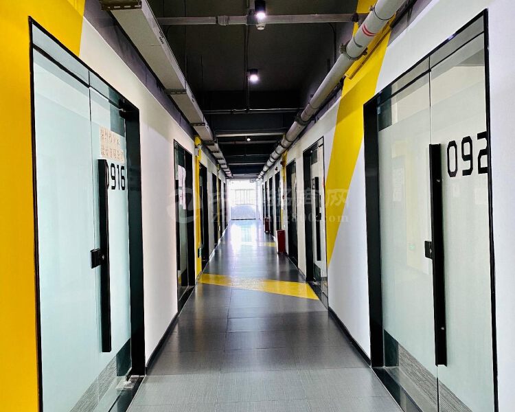 沙井地铁口4至6人办公室带空调拎包入驻配共享公区
