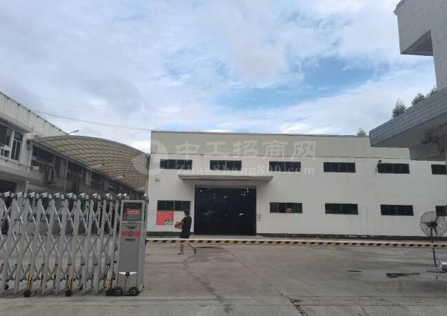 神山工业区新出单一层厂房仓库出租高9米，空地1500平方。