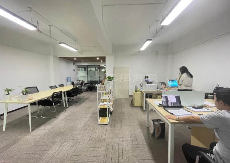 开发商西丽云谷二期150平小户型办公室出租，60一平。3