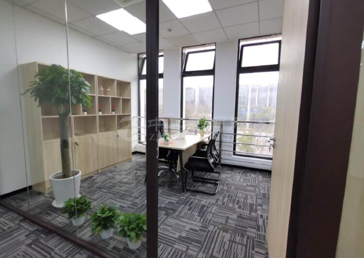 张江蓝光科技园90平办公室可注册家具齐全行业不限5