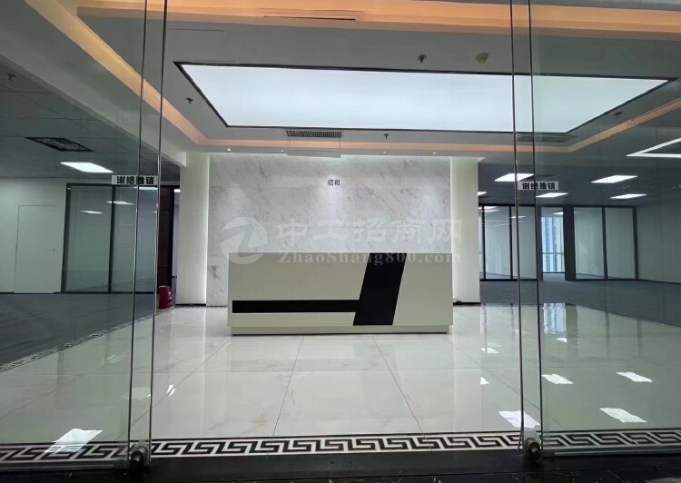 科技园大冲商务中心全新装修801平4+2格局电梯口办公室出租1