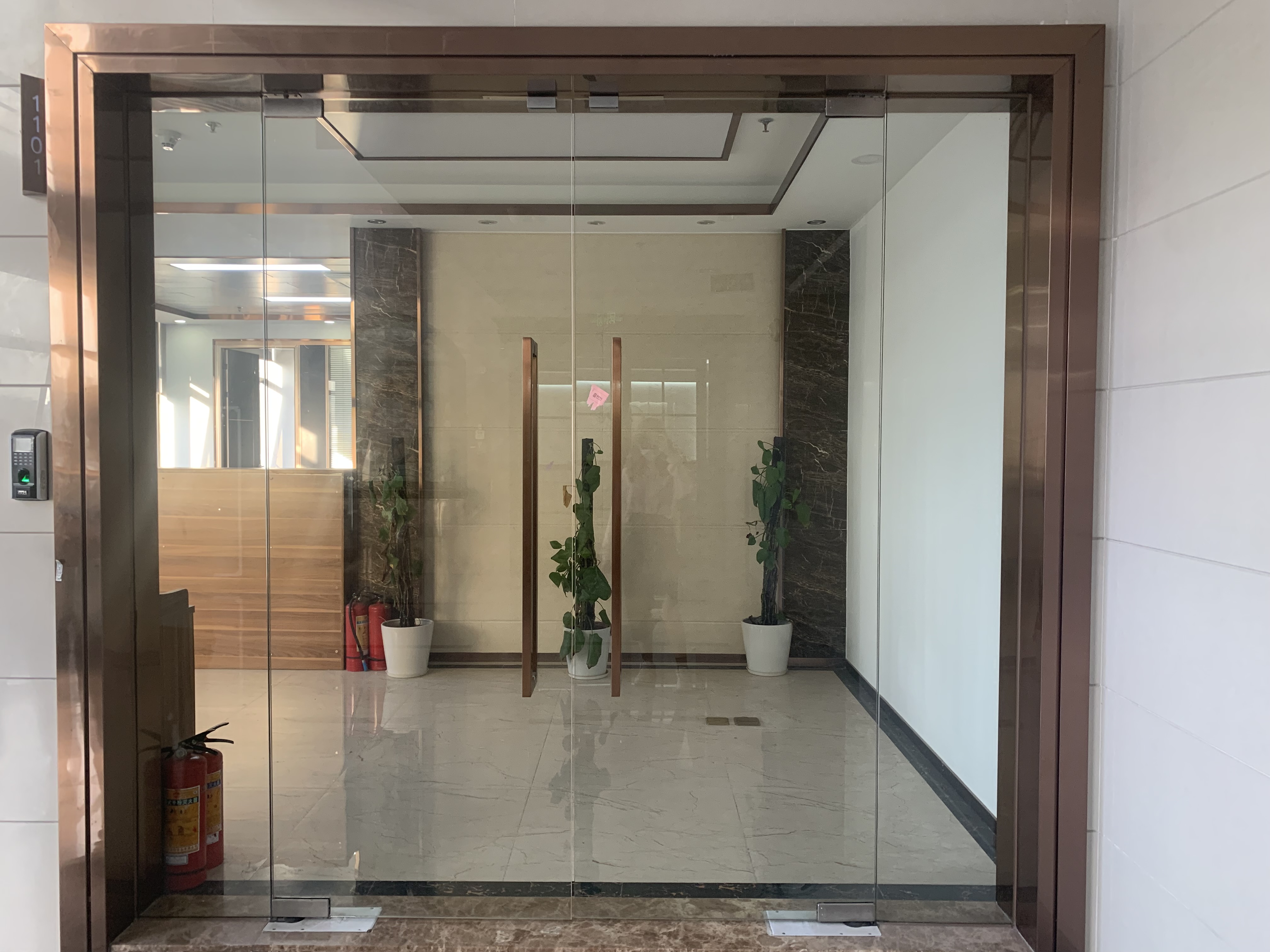 福田中心区410平精装办公室出租正电梯口单位落地窗采光通透