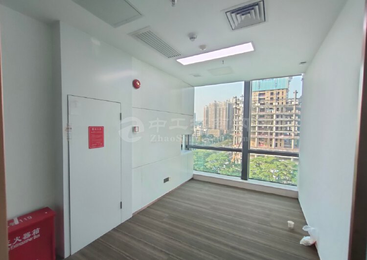 甲级写字楼电梯口600㎡特价出租带全新家私免租期最高5个月3