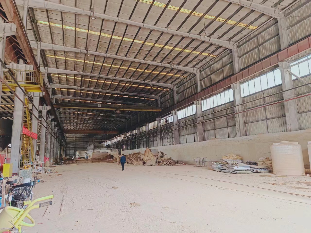 南坪快速口层高12米30000平钢构厂房仓库出租，超大空地