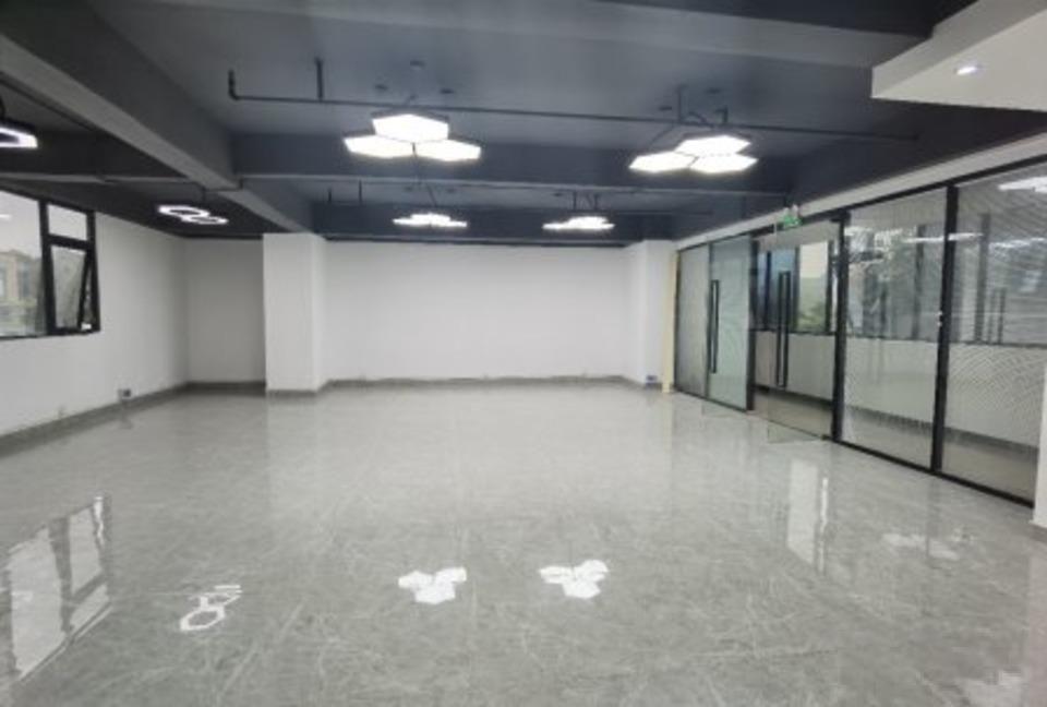 坂田杨美地铁口270平米精装修写字楼出租，带落地窗