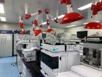 周浦西，浦江精装1千平化学实验室转租，适合医药材料等，可拎包