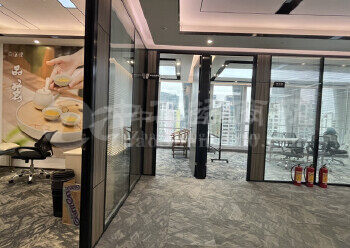 南山软件产业基地600平精装办公室出租6个隔间落地窗带家私2