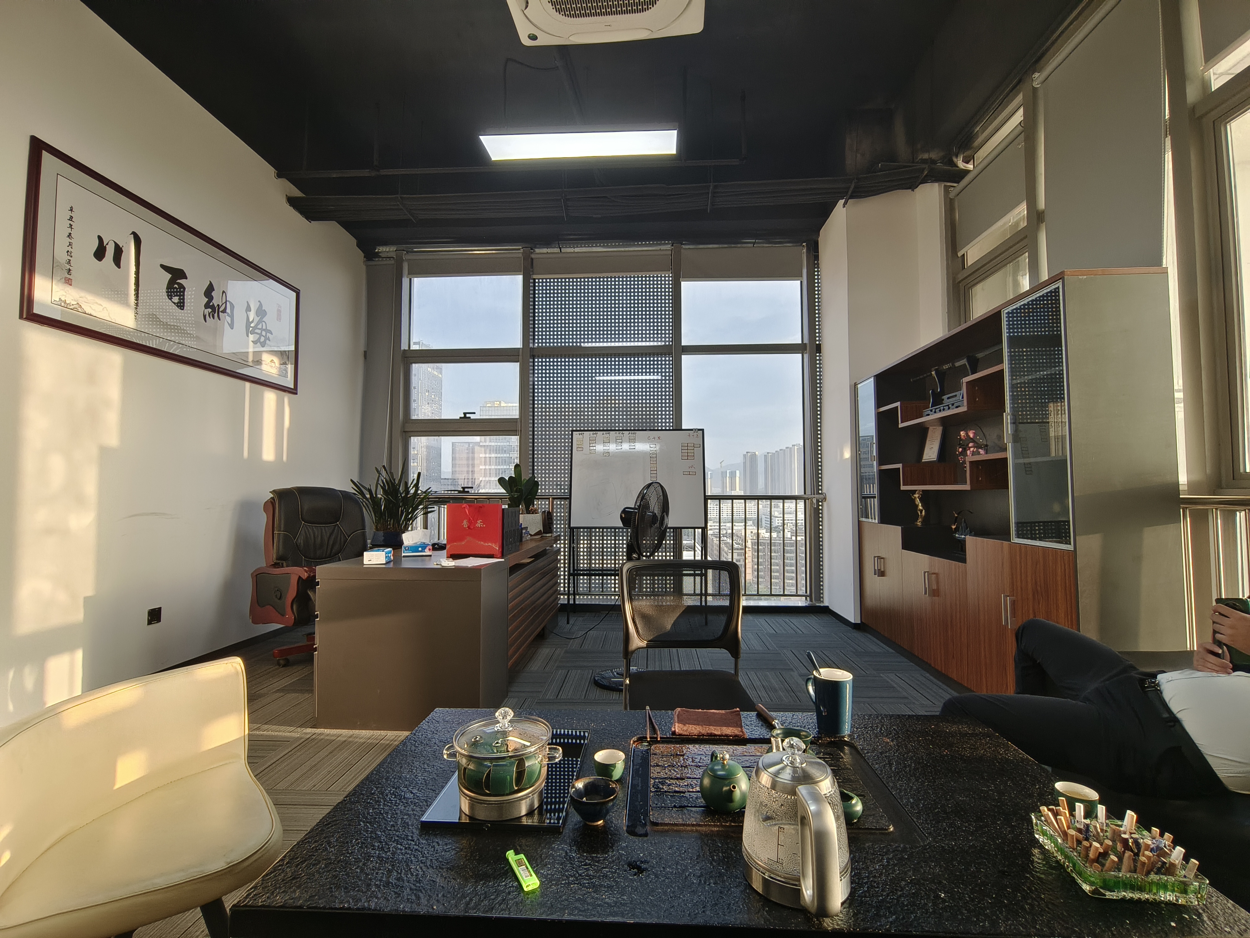 龙岗宝龙地铁口精装修办公室287平3个隔间办公室低价出租