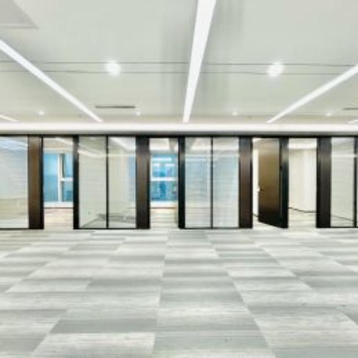 业主急卖，）可自用新天CBC高层电梯口516平空置