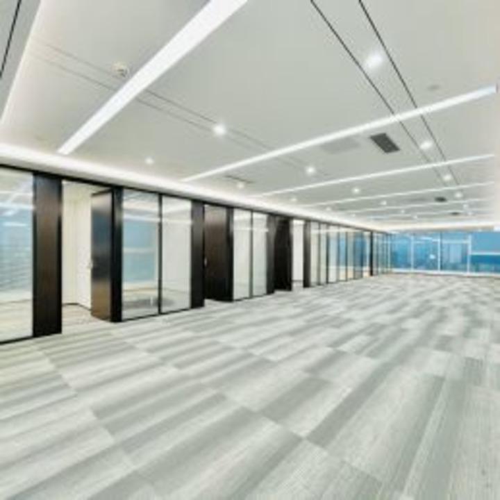 业主急卖，）可自用新天CBC高层电梯口516平空置