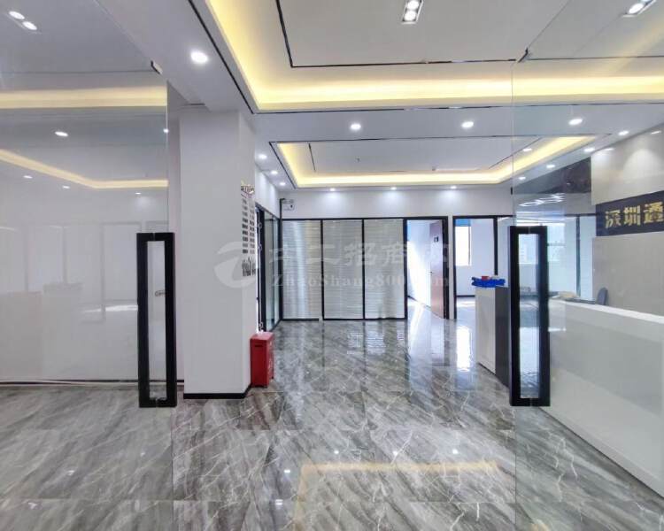 龙华汽车站，610平精装修，9个隔间，停车方便，带客货梯