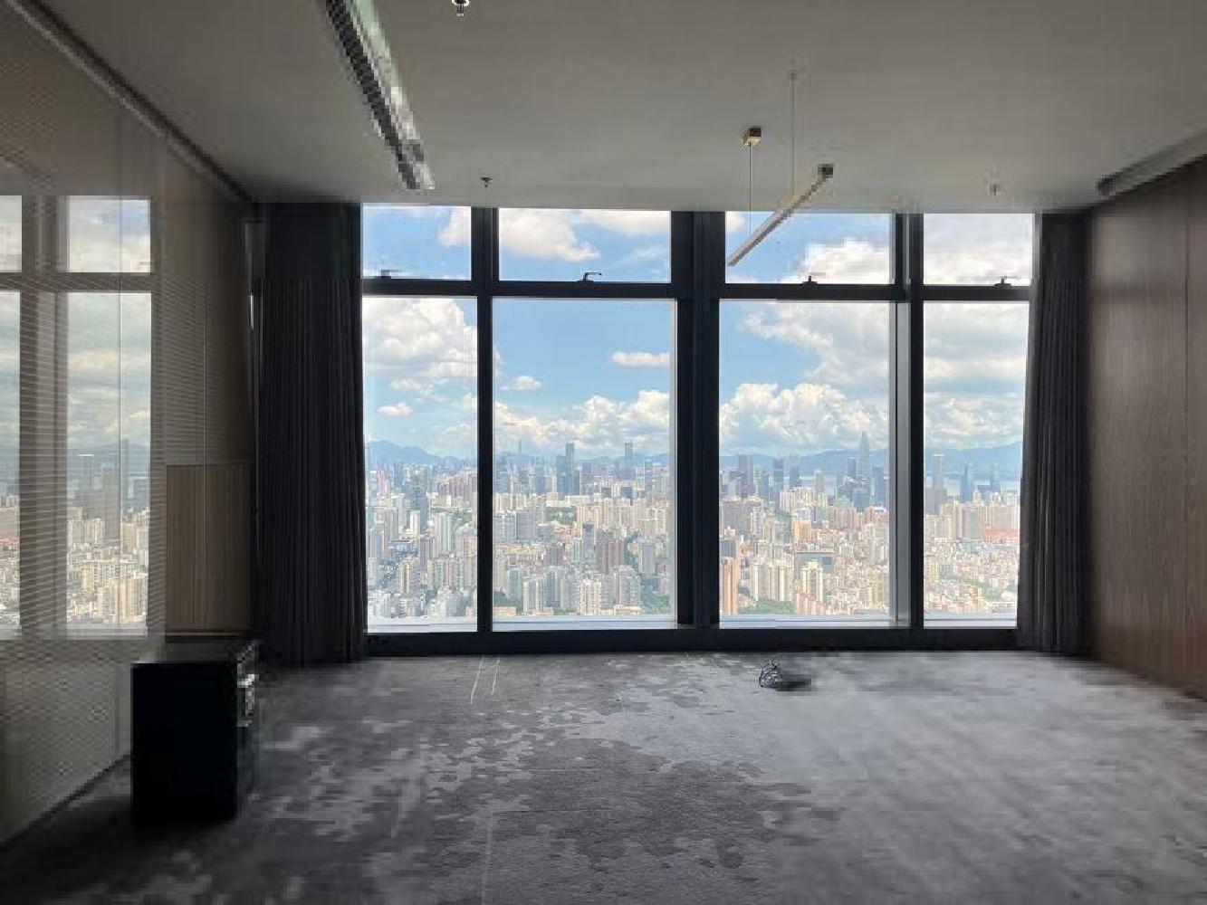 深圳世界之巅装修正电梯口高区三面采光俯视深圳交通便利