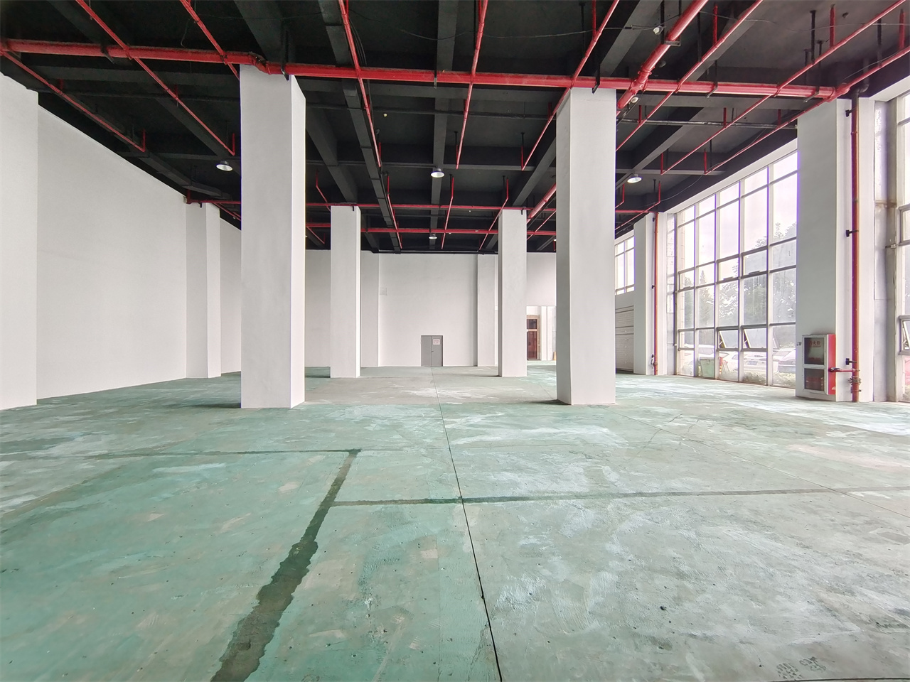 浦东地铁口电商产业园一楼展厅招租层高9米摄影基地