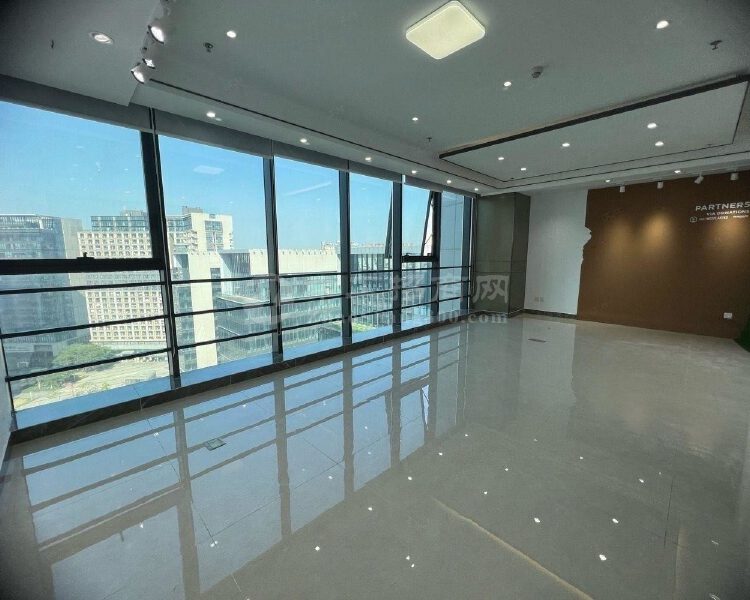 坂田五和双地铁口，云里智能园500平精装办公室出租。