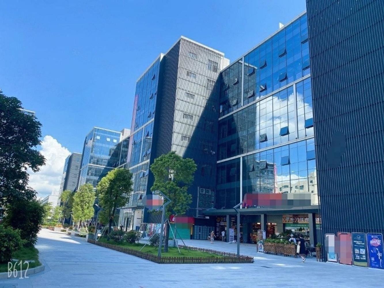 坂田五和双地铁口，云里智能园500平精装办公室出租。