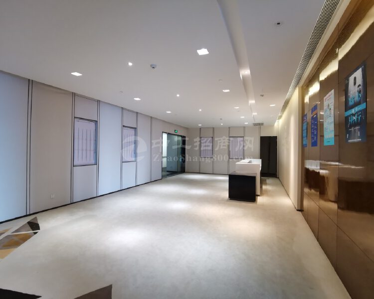 太平金融大厦高区电梯口，半层精装修，3面采光