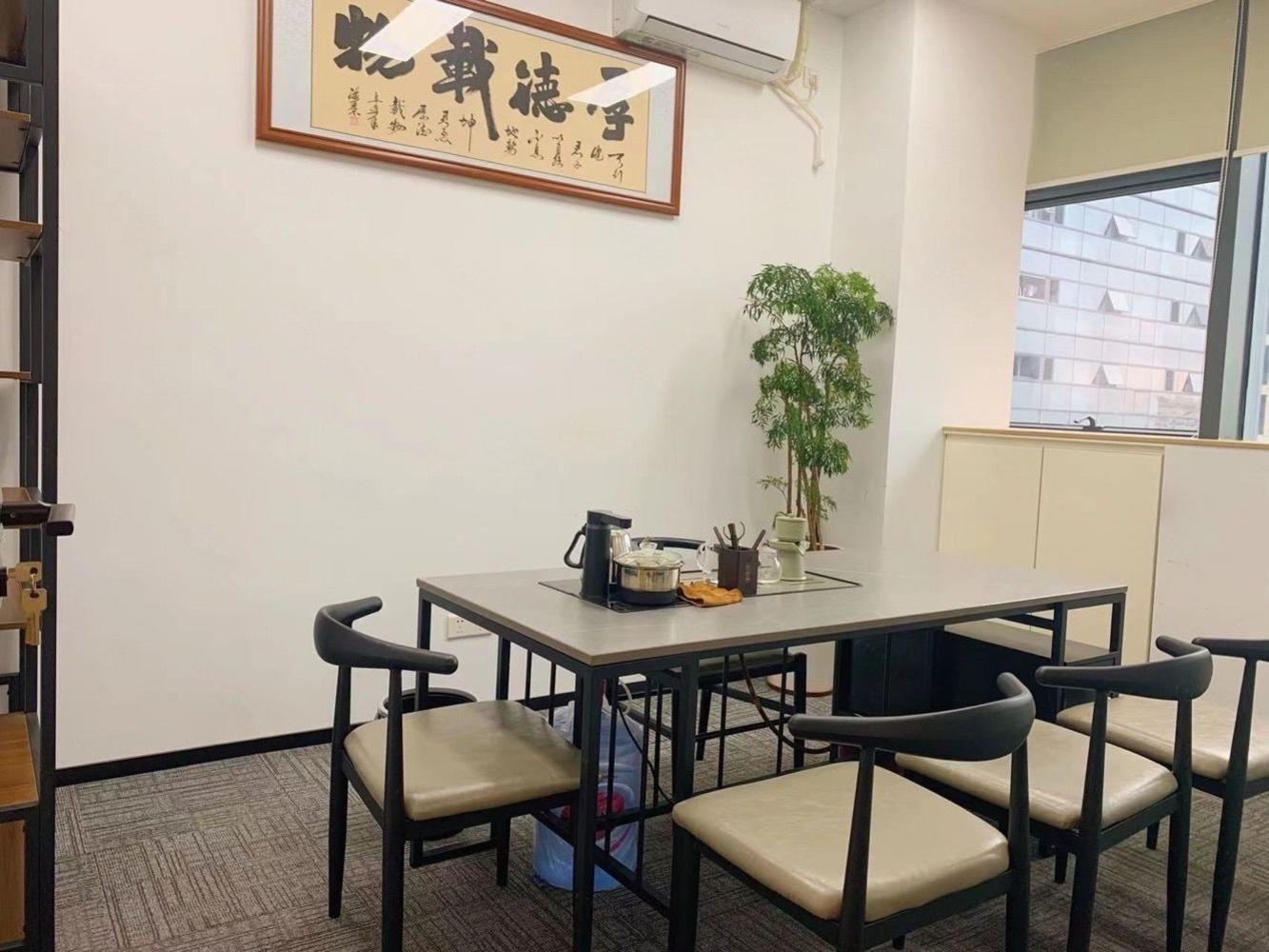 福永塘尾地铁口精装办公室原房东物业直租，落地窗带全套办公家私