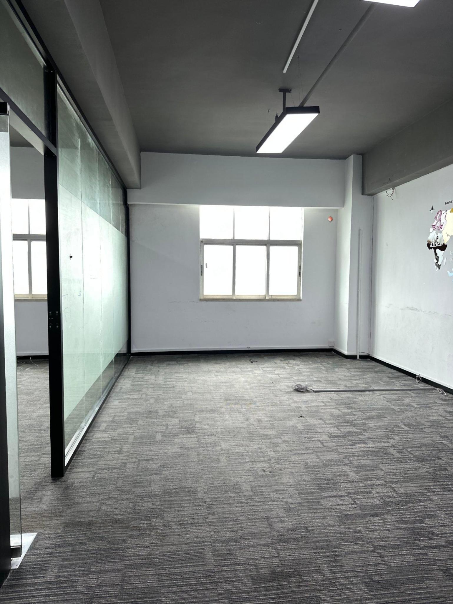 沙井地铁站国税局小面积精装修办公室出租带空调和办公家具