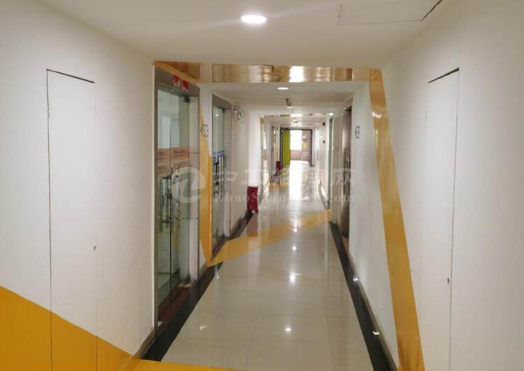沙井地铁站国税局小面积精装修办公室出租带空调和办公家具5