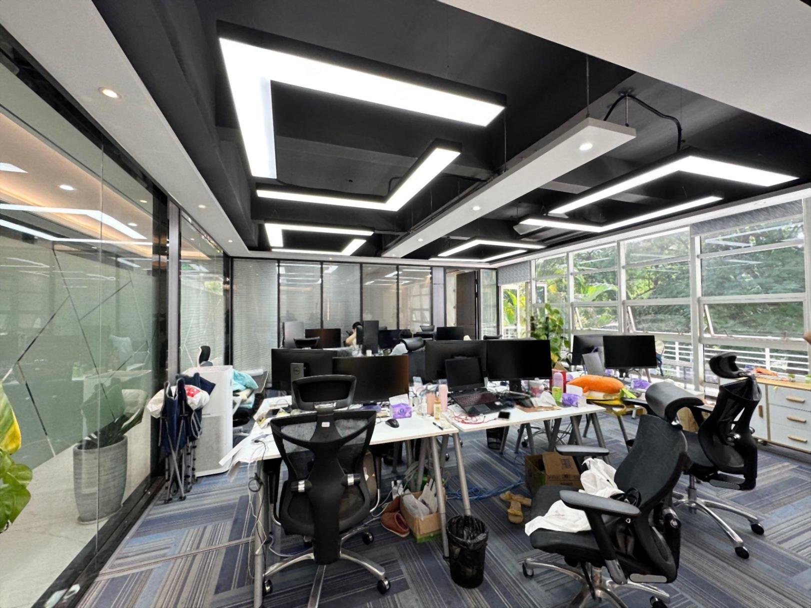 深圳软件园带阳台！科技园小面积办公室200平31格局