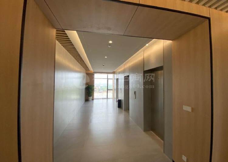 天安云谷写字楼办公室出租，面积320平米，户型方正5