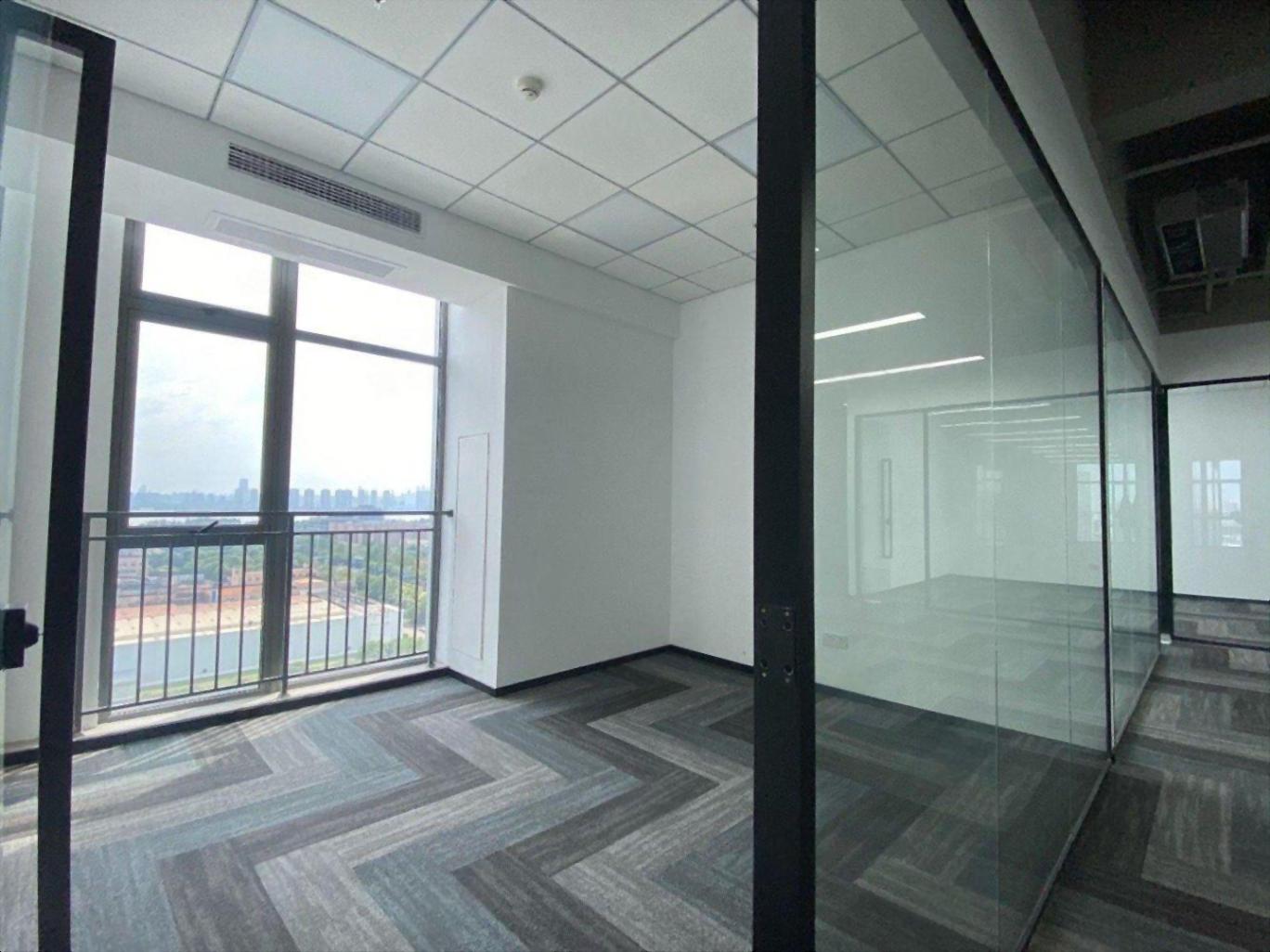 天安云谷写字楼办公室出租，面积320平米，户型方正