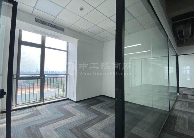 天安云谷写字楼办公室出租，面积320平米，户型方正2