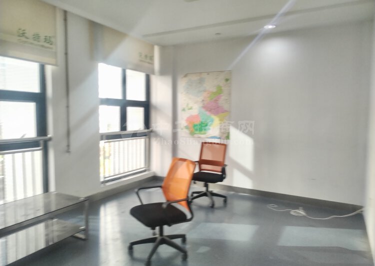 深圳坪山地铁口精装修办公室出租150平，带家具。6