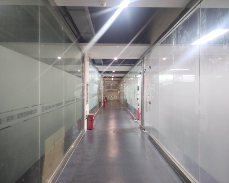 深圳坪山地铁口精装修办公室出租150平，带家具。