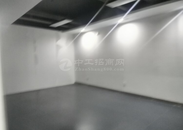 深圳坪山地铁口精装修办公室出租150平，带家具。3