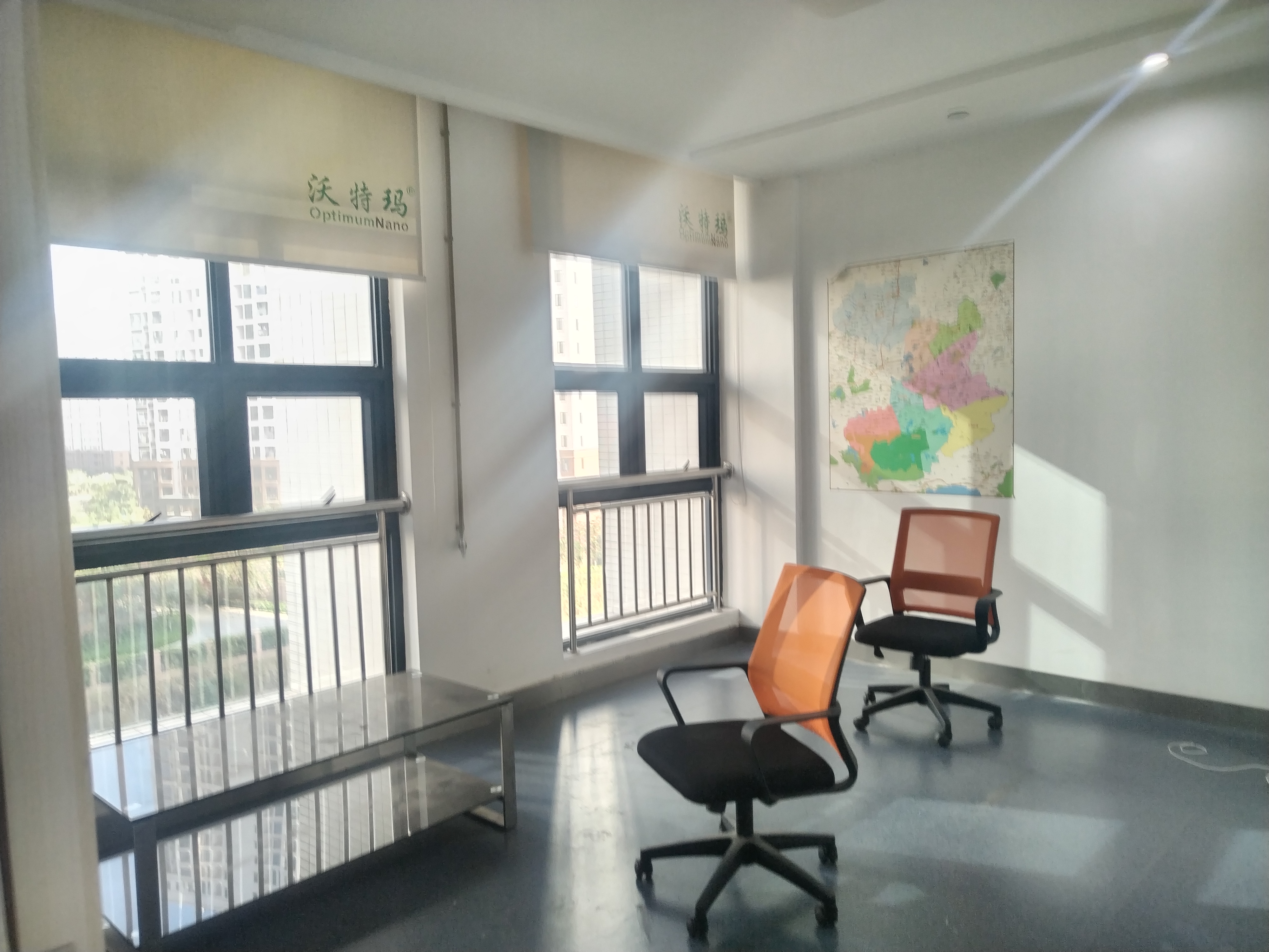 深圳坪山地铁口精装修办公室出租150平，带家具。