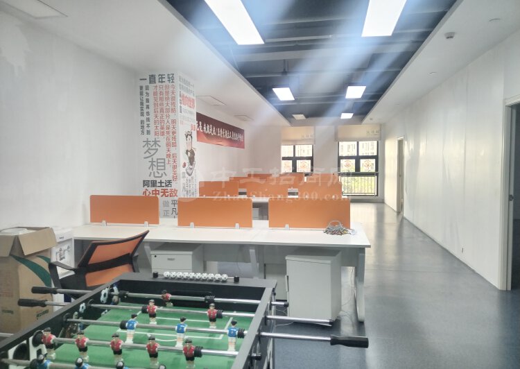 深圳坪山地铁口精装修办公室出租150平，带家具。7