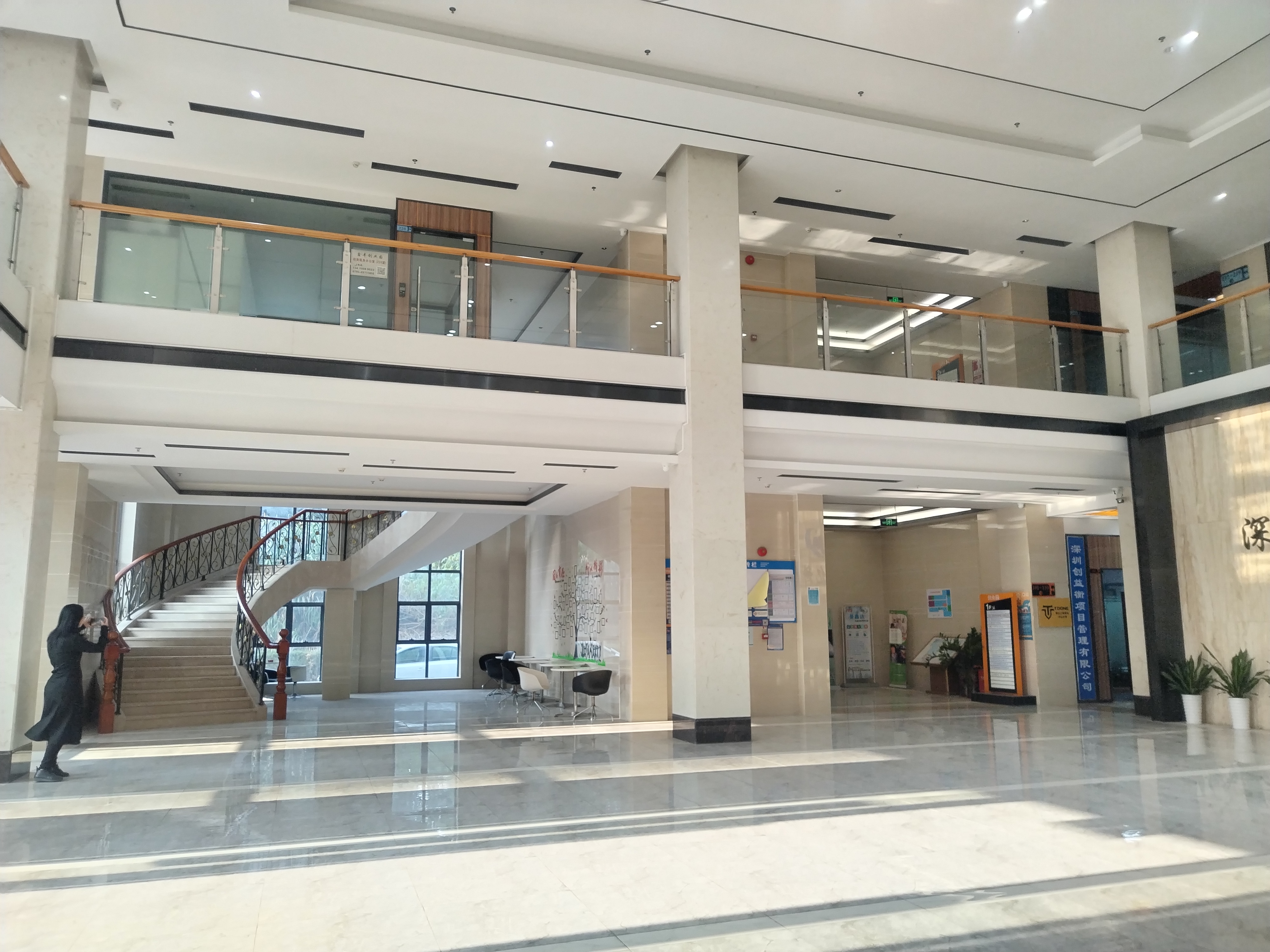 出租深圳坪山精装修64平方办公室。