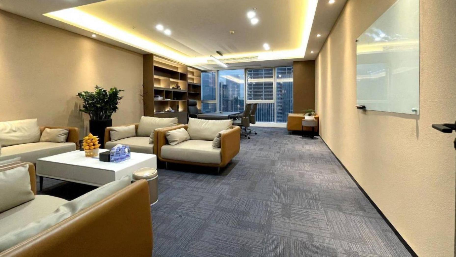荣超经贸中心250平南向电梯口全新装修带家私