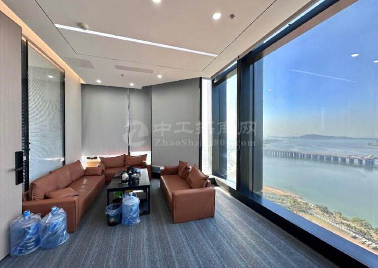看一线海景的办公室豪华装修带精装家私前海金融中心双地铁7