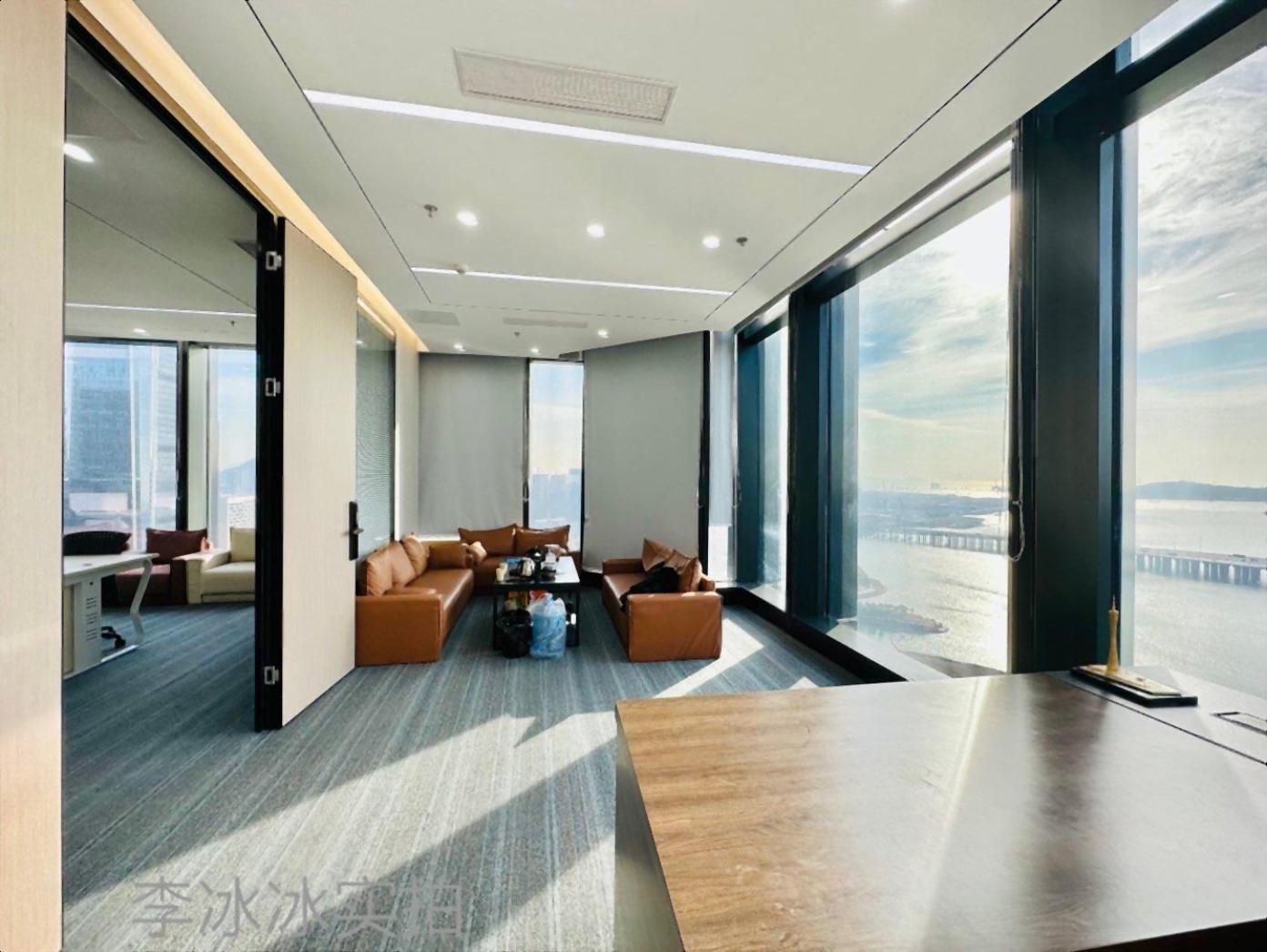 看一线海景的办公室豪华装修带精装家私前海金融中心双地铁