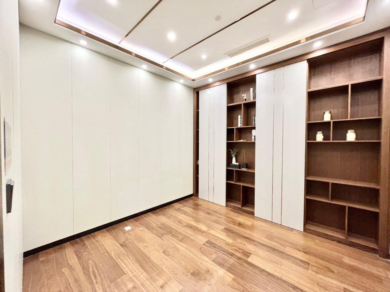 东海国际中心658平豪华装修电梯口单位户型方正免租期3个月起